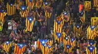 TERANCAM HUKUMAN - Barcelona terancam hukuman dari UEFA usai suporternya membentangkan bendera Estelada. (Marca)