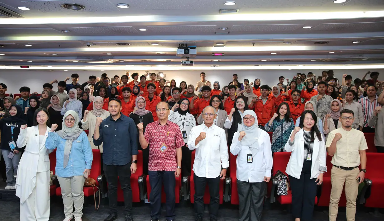 Melalui acara ini, Pertamina Hulu Energi tidak hanya memperkenalkan dinamika industri hulu minyak dan gas, tetapi juga mengajak generasi muda untuk berpikir kreatif, adaptif, dan kolaboratif dalam menghadapi transisi energi global. Tampak dalam foto, Pjs Corporate Secretary PT Pertamina Hulu Energi, Fitri Erika (keenam kiri depan) bersama Rektor Universitas Pertamina, Prof. Dr. Ir. Wawan Gunawan A. Kadir, M.S., IPU (kelima kiri depan) berfoto bersama peserta dan pembicara ajang “Upstream Force: We Are The Energy” di Auditorium Gedung Griya Legita, Lantai 3 Universitas Pertamina, Jakarta, Kamis (6/11/2025). (Fimela.com/Adrian Utama Putra)