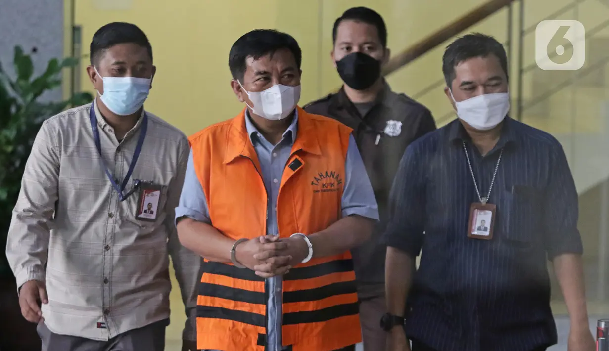 Petugas KPK menggiring Direktur Utama PT Permata Nirwana Nusantara yang juga Direktur PT Duta Mas Indah, Heri Sukamto jelang rilis penahanan di Gedung KPK, Jakarta, Kamis (28/7/2022). KPK menahan Heri Sukamto terkait kasus dugaan korupsi pekerjaan pembangunan Stadion Mandala Krida Daerah Istimewa Yogyakarta yang diusut sejak awal 2021. (Liputan6.com/Helmi Fithriansyah)