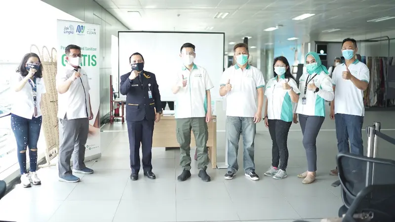 Pembagian Hand Sanitizer Gratis pada Pengguna MRT Jakarta