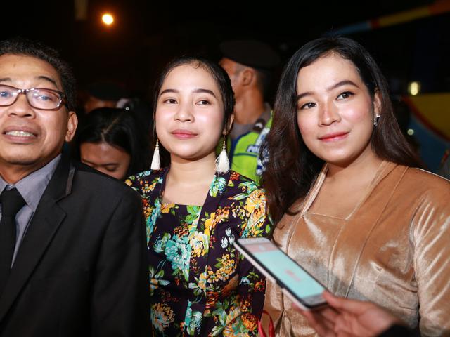 Heboh Jarwo Kwat Gandeng Dua Cewek Di Resepsi Kahiyang Ayu Showbiz Liputan6 Com