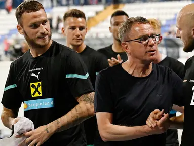 Luar biasa Ralf Rangnick. Baru 12 hari meninggalkan Manchester United dan memilih menukangi Timnas Austria, ia langsung meraih hasil fantastis kala melakukan debut di ajang UEFA Nations League, Sabtu (4/6/2022) dini hari WIB. Tak tanggung-tanggung, Kroasia sebagai runner-up Piala Dunia 2018 digasak 3-0 di kandangnya sendiri. (AFP/Robert Jaeger)