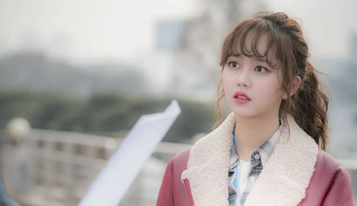 Kim So Hyun biasanya tampil cantik dengan rambutnya yang lurus. Akan tetapi di drama Radio Romance, ia tampil imut dengan rambut keriting. (Foto: soompi.com)