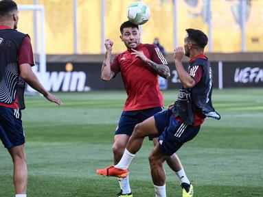 Bek Olympiakos, Francisco Ortega (kedua kiri) menyundul bola saat sesi latihan di Stadion Aghia Sophia di Athena pada 28 Mei 2024. (Angelos TZORTZINIS/AFP)