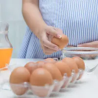 Ibu hamil mengonsumsi telur./Copyright shutterstock.com