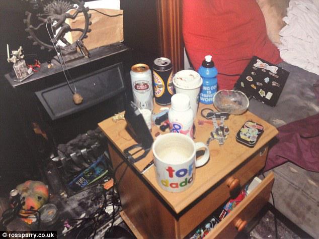 Sisa makanan dan minuman yang berserakan di meja dalam rumah | Photo: Copyright dailymail.co.uk