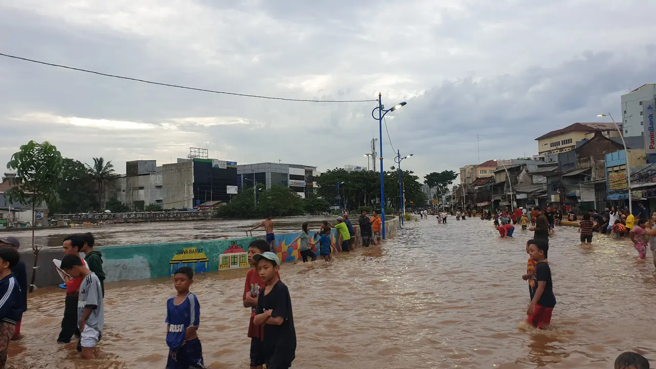 Banjir di Kampung Pulo dan Bukit Duri