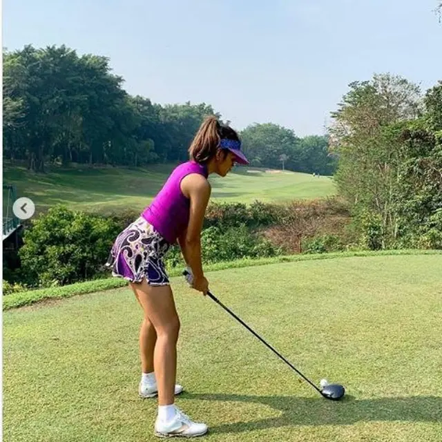 Farah Quinn Bermain Golf