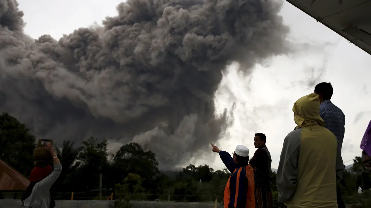 Seramnya Awan Panas Sinabung Selimuti Langit Karo