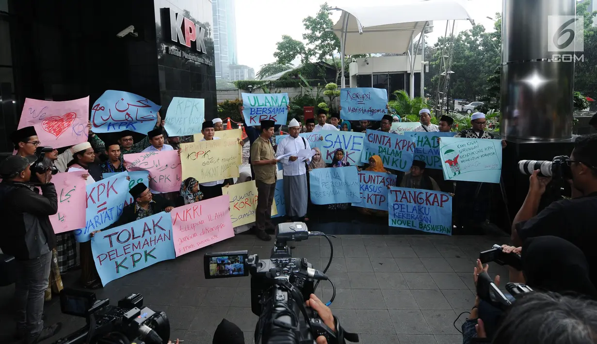 Perwakilan dari peserta PPWK Lakpesdam-PBNU melakukan aksi dukungan di Gedung KPK, Jakarta, Kamis (12/10). Dalam pernyataan sikapnya, mereka mendorong KPK segera menuntaskan kasus mega-korupsi seperti BLBI, E-KTP. (Liputan6.com/Helmi Fithriansyah)