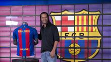 Mantan pemain Barcelona, Ronaldinho berpose di tengah sesi konferensi pers di Estadio Camp Nou, Jumat (3/2/2017). Ronaldinho menjadi Duta Besar Barcelona.  (AFP/Josep Lago)