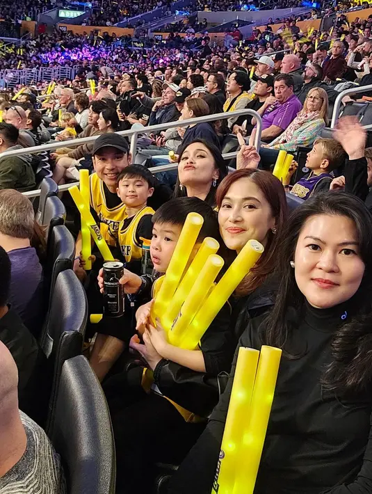 Gaya keluarga ini juga tak pernah luput menarik perhatian. Walaupun terlihat sederhana, namun mampu memberikan kesan yang mahal. [Foto: Instagram/sandradewi88]