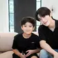 Jaehyun akhirnya bertemu dengan Rafathar, anak berusia 7 tahun yang selama ini disebut-sebut sebagai kembarannya. Mereka berfoto bersama. Dilhat dari kemiripannya, mereka seperti saudara betulan, kan? (Foto: Instagram/ raffinagita1717)