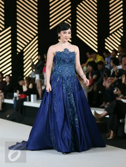 Model berjalan diatas panggung saat ajang Fashio Nation ke-11 yang bertemakan Real Life Real Story persembahan dari Matie France Bodyline di Senayan City, Jakarta, Jumat (14/4). (Liputan6.com/Angga Yuniar)