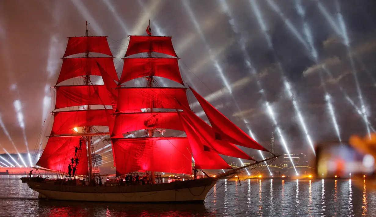 Atraksi dari perahu berlayar merah menghibur penonton saat White Nights Festival di St.Petersburg, Rusia (24/6). Tradisi ini dimulai di akhir Perang Dunia Kedua untuk memperingati berakhirnya tahun ajaran sekolah. (AP/Dmitri Lovetsky)