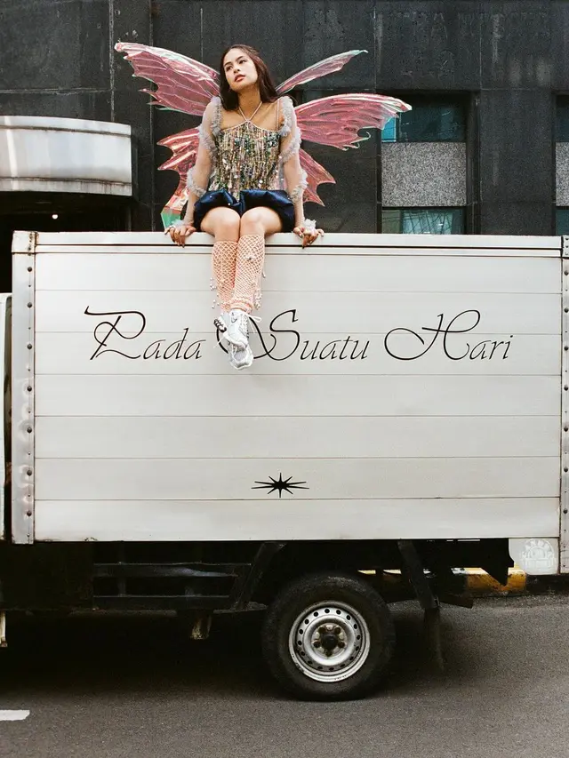 Potret Maudy Ayunda Menjelma Jadi Peri Anggun di Video Klip Terbaru, Bikin Gemas Naik Motor