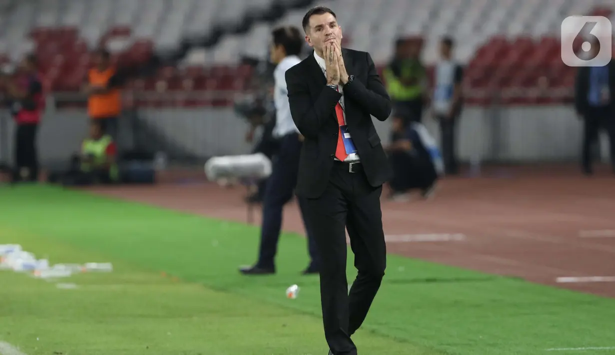 PSSI Pecat Simon McMenemy:  Pelatih Timnas Indonesia, Simon McMenemy meluapkan kekecewaan saat melawan Thailand pada laga Grup G Penyisihan Kualifikasi Piala Dunia 2022 zona Asia di Stadion Utama GBK, Jakarta, Selasa (10/9/2019). (Liputan6.com/Helmi Fitriansyah)