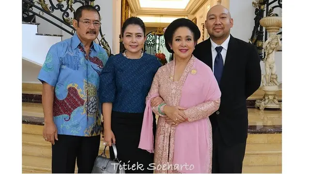 6 Potret Titiek Soeharto Usai Acara Pelantikan DPR RI, Syukuran Bersama Keluarga