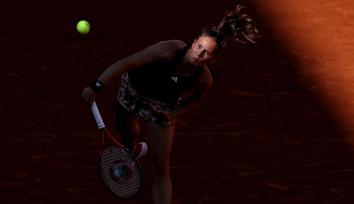 Petenis Russia, Daria Kasatkina melakukan servis ke arah petenis Ukraina, Elina Svitolina pada laga hari kedelapan Prancis Terbuka 2023 di Roland Garros, Paris, 4 Juni 2023. (AFP/Thomas Samson)