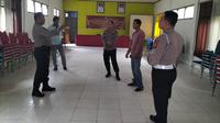 Pengecekan gudang logistik Pilkada di kecamatan menjelang distribusi surat suara. (Liputan6.com/M Syukur)