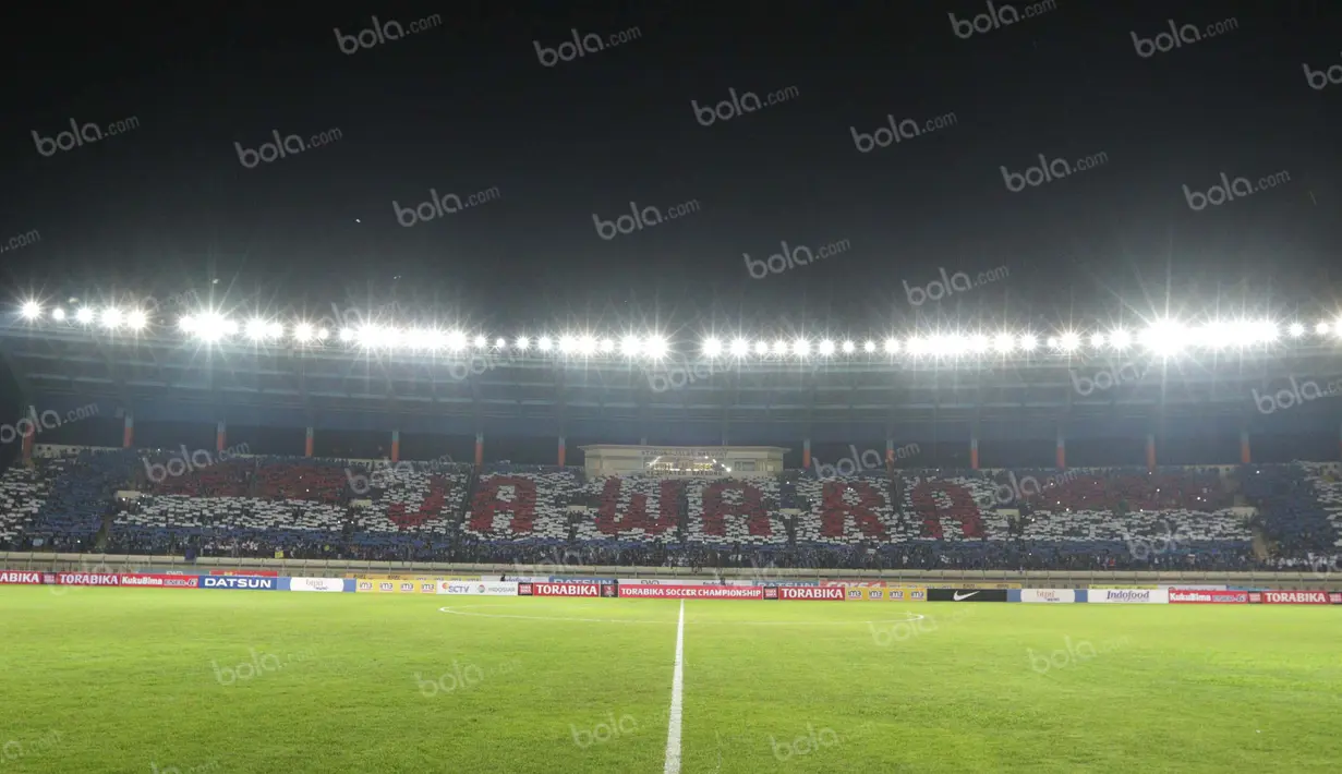 Koreografi bobotoh Persib saat bertanding melawan Sriwijaya FC dalam laga Torabika Soccer Championship 2016 di Stadion Si Jalak Harupat, Bandung, Sabtu (30/4/2016). (Bola.com/Vitalis Yogi Trisna)