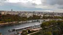 Pemandangan udara menampilkan Sungai Seine dan cakrawala kota Paris, Perancis, Selasa (6/10/2015). (REUTERS/Jacky Naegelen)
