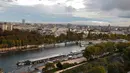 Pemandangan udara menampilkan Sungai Seine dan cakrawala kota Paris, Perancis, Selasa (6/10/2015). (REUTERS/Jacky Naegelen)