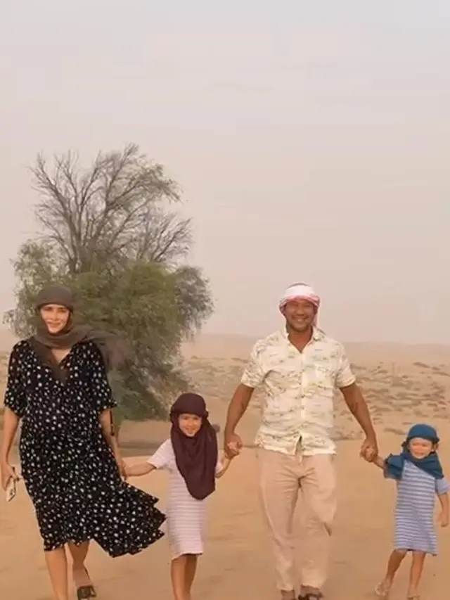 6 Gaya Minimalis Yasmine Wildblood Babymoon ke Timur Tengah, Tampil Cantik dengan Keffiyeh