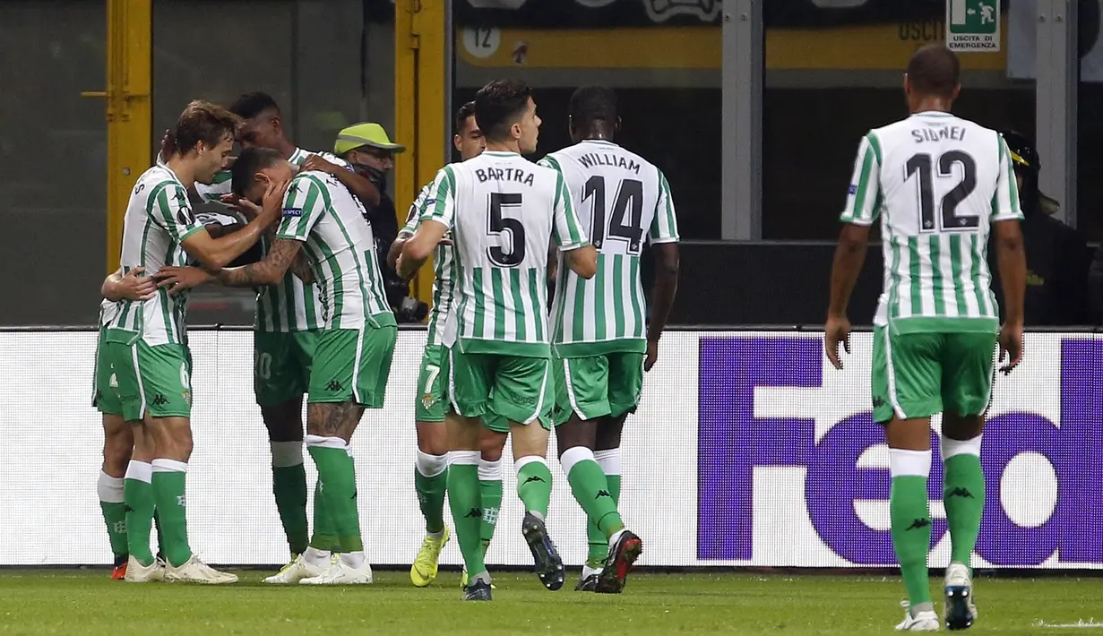 Para pemain Real Betis merayakan gol yang dicetak oleh Toni Sanabria ke gawang AC Milan pada laga Liga Europa di Stadion San Siro, Kamis (25/10/2018). AC Milan takluk 1-2 dari Real Betis. (AP/Antonio Calanni)