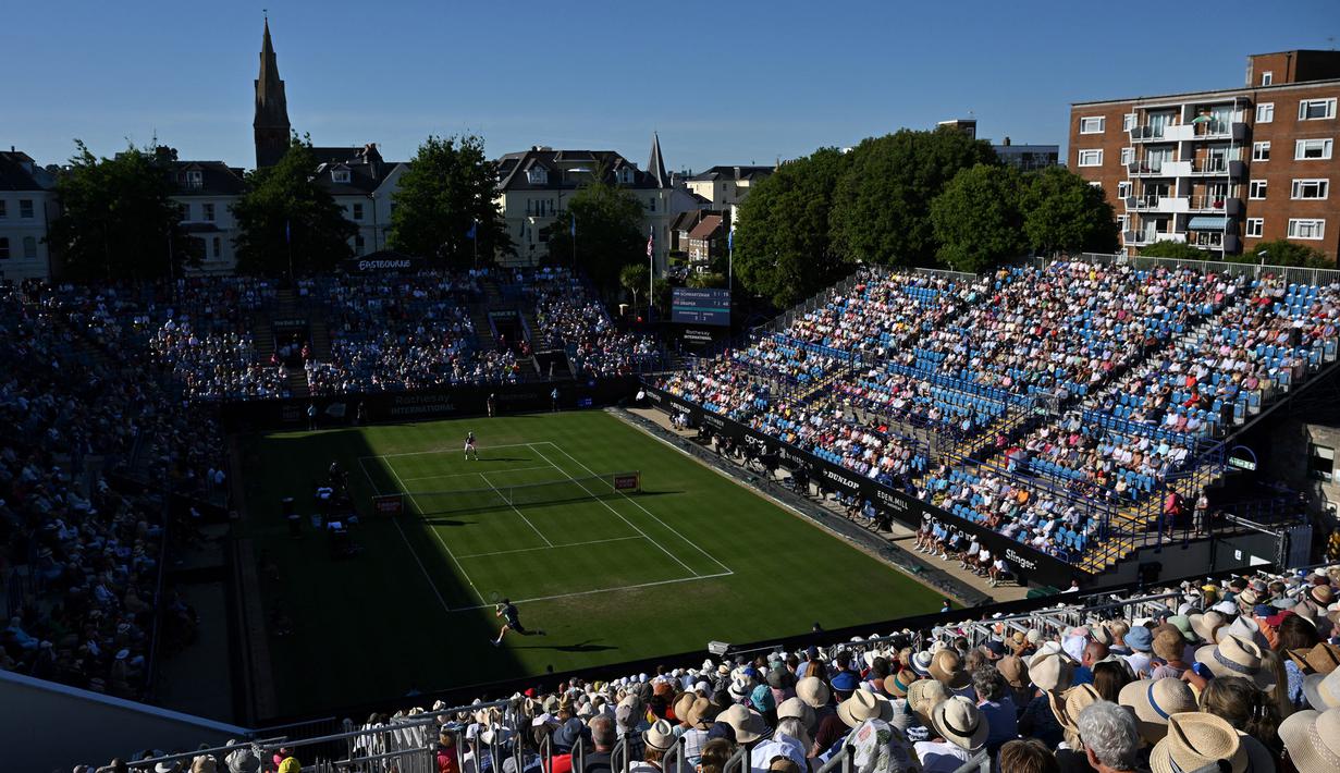 Petenis Argentina, Diego Schwartzman berusaha mengembalikan bola menuju petenis Inggris, Jack Draper saat putaran 8 pertandingan tenis tunggal putra pada hari keempat turnamen tenis Eastbourne International di Eastbourne, Inggris pada 22 Juni 2022. (AFP/Glyn Kirk)