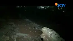 Tak hanya merusak rumah, longsor juga merusak tembok perumahan sepanjang 20 meter yang berada persis di bibir sungai