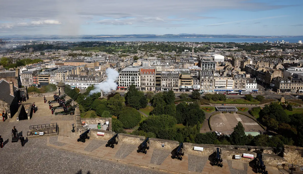 Resimen Artileri Kerajaan ke-105 menembakkan meriam untuk menandari proklamasi Raja Charles III di Kastil Edinburgh, Edinburgh, Skotlandia, Sabtu (10/9/2022). Tembakan meriam itu sesuai instruksi yang sebelumnya diumumkan pada acara proklamasi di St. James Palace, London. (Odd ANDERSEN/AFP)