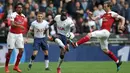 Bek Arsenal, Nacho Monreal, berebut bola dengan gelandang Tottenham, Moussa Sissoko, pada laga Premier League di Stadion Wembley, London, Sabtu (2/3). Kedua klub bermain imbang 1-1. (AFP/Daniel Leal-Olivas)