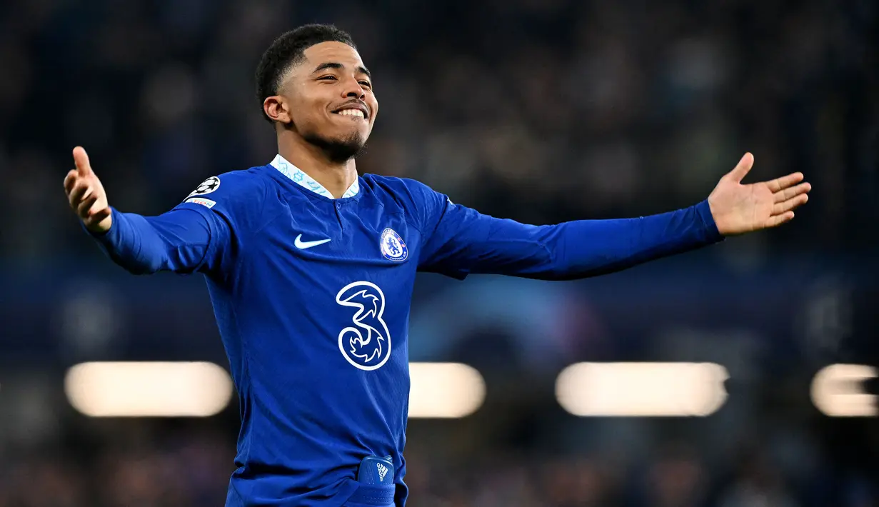 Wesley Fofana juga akan absen di awal musim untuk beberapa waktu ke depan karena cedera ACL. Pemain Chelsea ini telah menjalani operasi rekonstruksi ligamen anterior.  (Photo by Glyn Kirk/AFP)