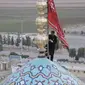 Bendera berwarna merah dikibarkan di kubah utama masjid Jamkaran di Qom, sebuah kota suci Syiah. (Source: Twitter)