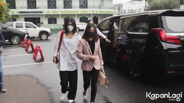 6 Potret Chandrika Chika Datangi Polres Jakarta Selatan Terkait Kasus Putra Siregar