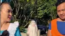 Keseruan pun tampak ketika Rianti Cartwright berjalan-jalan di kompleks rumahnya. Bintang film Ayat-Ayat Cinta itu mengungkapkan jika tahun ini merupakan perayaan Halloween pertama buah hatinya, Cara Rose. Putri semata wayangnya tetap ceria meski banyak properti Halloween yang menyeramkan. (Liputan6.com/IG/@riantic)