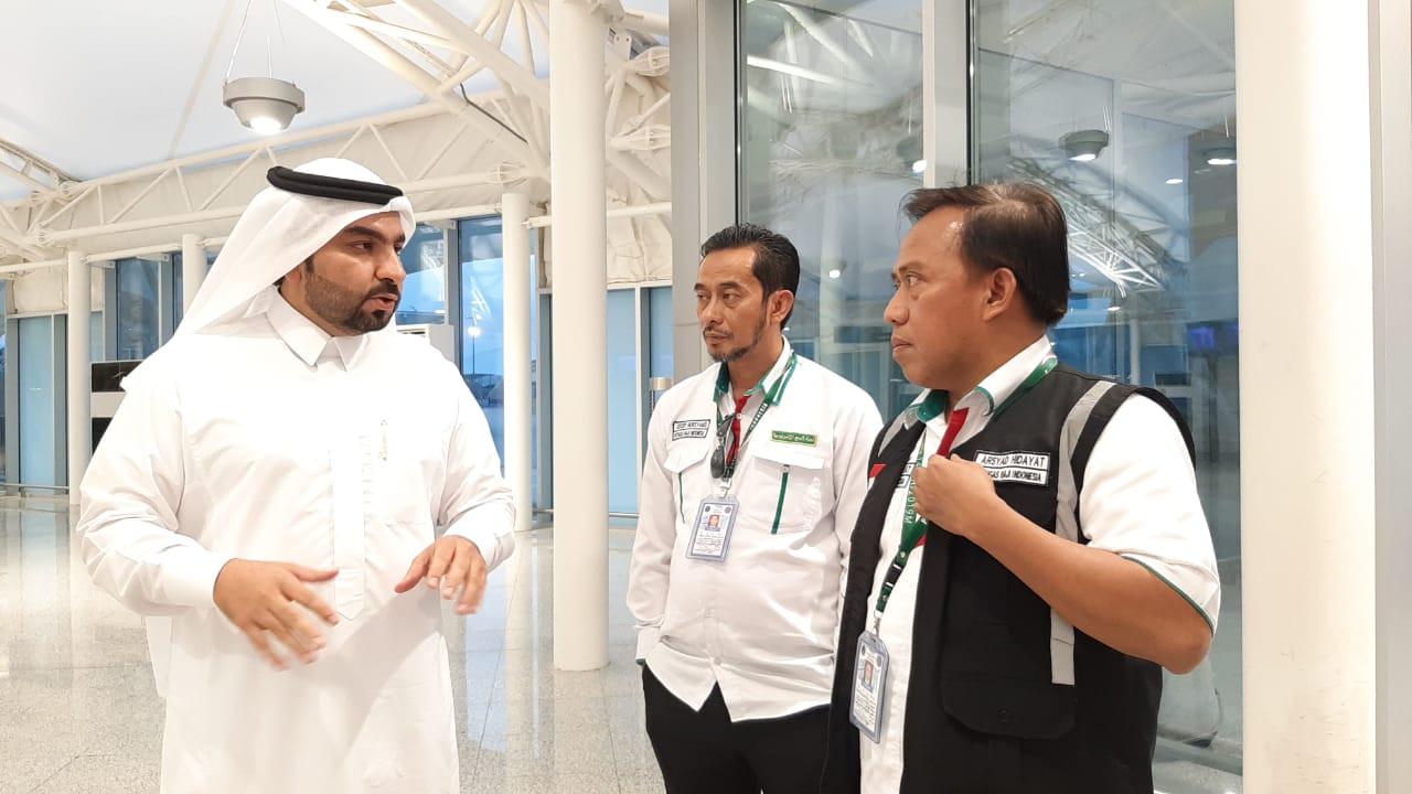 Ali Abdalla, dari Tecnology Control Company (TCC) dan Kadaker Bandara Jeddah-Madinah Arsyad Hidayat di Madinah. Darmawan/MCH