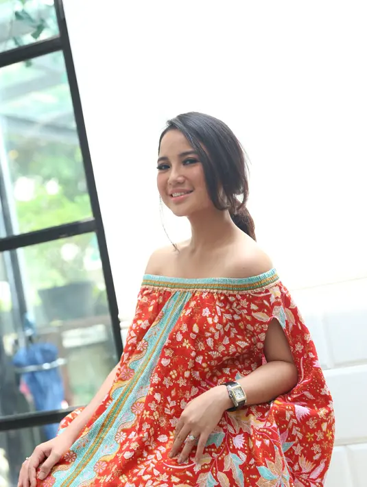 Ide membuka usaha itu muncul dari hobinya treveling ke daerah-daerah. Hinga akhirnya Chacha melihat banyak penenun. (Andy Masela/Bintang.com)