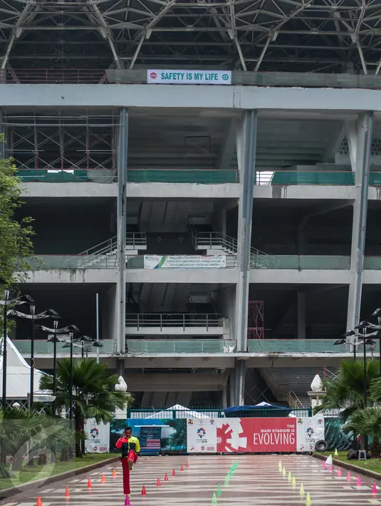 Warga berolahraga di dekat Stadion Utama Gelora Bung Karno yang sedang direnovasi di Senayan, Jakarta, Selasa (31/1). (Liputan6.com/Gempur M Surya)