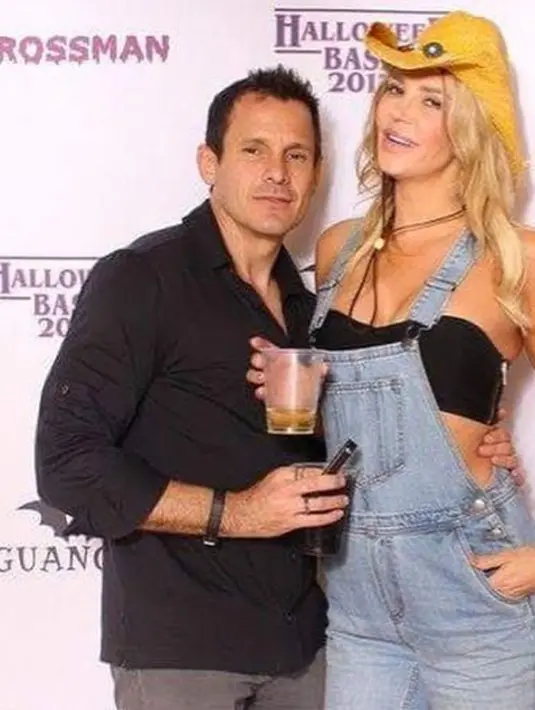 Brandi Glanville berdandan seperti mantannya yang berselingkuh di acara Halloween dengan tema "Selebriti Penuh Skandal". (People)