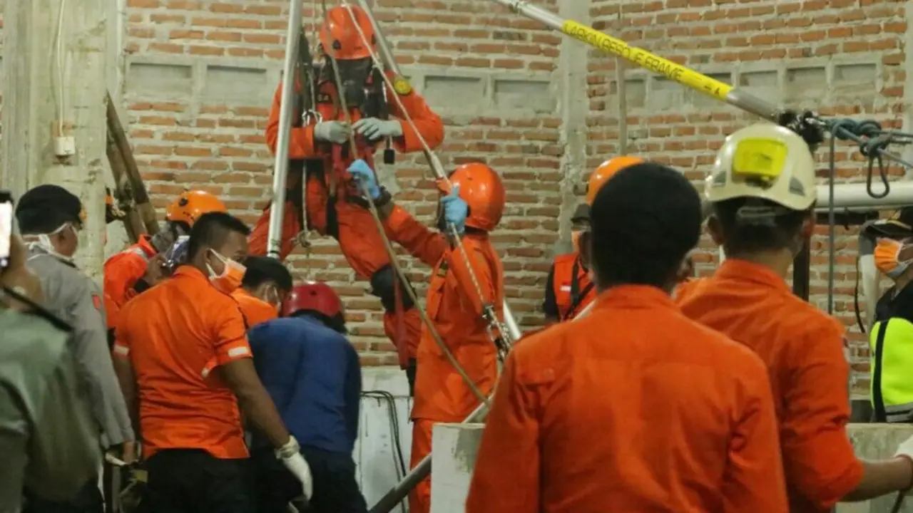 Setelah lebih dari 10 jam mengupayakan evakuasi, tim SAR gabungan akhirnya berhasil mengangkat 6 dari 7 korban di dalam bak penampungan bahan kimia 