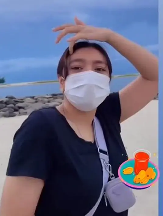 Aura cantik Alleia Anata Irham terpancarkan mesti tampil sederhana. Ia hanya memakai kaus hitam dan tak pakai makeup. Meski tampilannya terkesan simpel, namun aura karisma dari anak Ariel Noah ini begitu terlihat. (Liputan6.com/TikTok/basdail02)