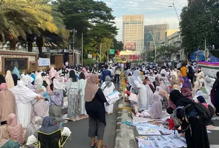 Jemaah melaksanakan Salat Idulfitri di Gedung Pusat Dakwan Muhammadiyah. (Liputan6.com/Delvira Hutabarat)