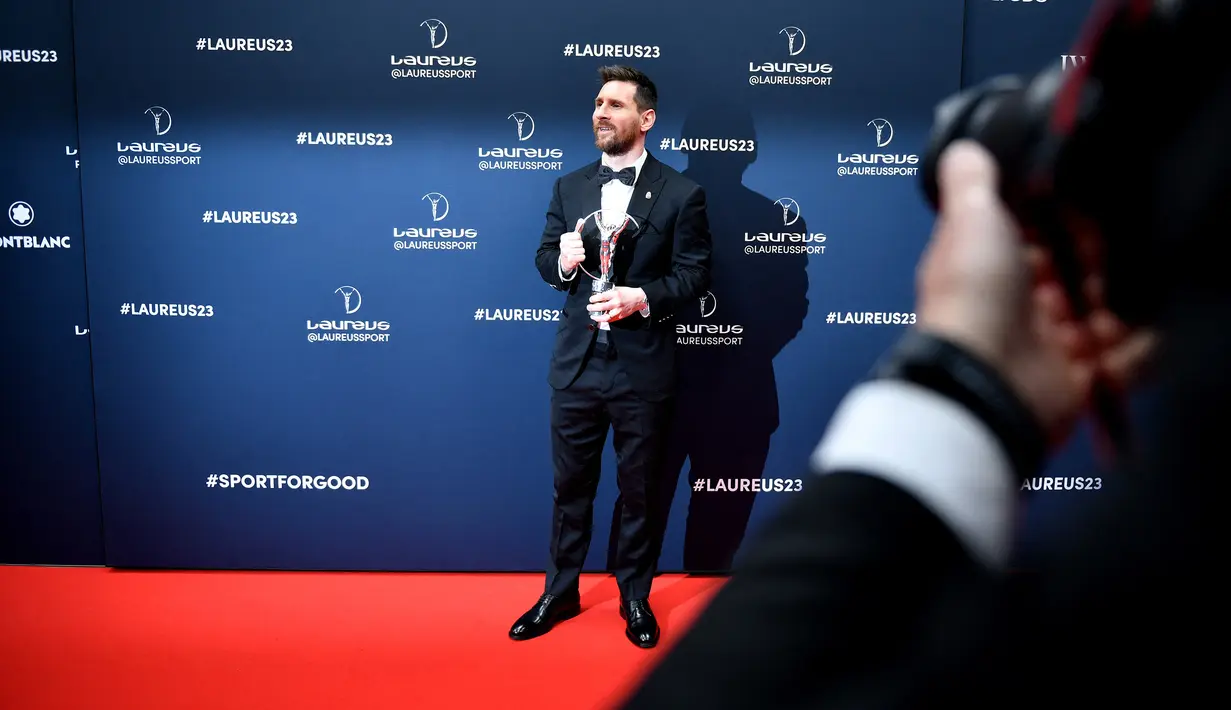 Pesepak bola Argentina, Lionel Messi berfoto bersama trofi penghargaan Olahragawan Terbaik Laureus Awards 2023 dalam acara seremoni Laureus Awards 2023 di Paris, Prancis, Selasa (9/5/2023) dini hari WIB. Dua gelar sekaligus Laureus Award 2023 yang diraih Lionel Messi didapat berkat pencapaiannya bersama Timnas Argentina di Piala Dunia 2022 Qatar. (AFP/Julien De Rosa)