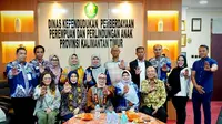Fatma Saifullah Yusuf yang juga istri dari Menteri Sosial bersama Menteri Pemberdayaan Perempuan dan Perlindungan Anak (PPPA), Arifah Fauzi mengunjungi korban kekerasan seksual di kantor Dinas Pemberdayaan Perempuan dan Perlindungan Anak Samarinda, Jumat (9/5/2025). (Foto: Istimewa)