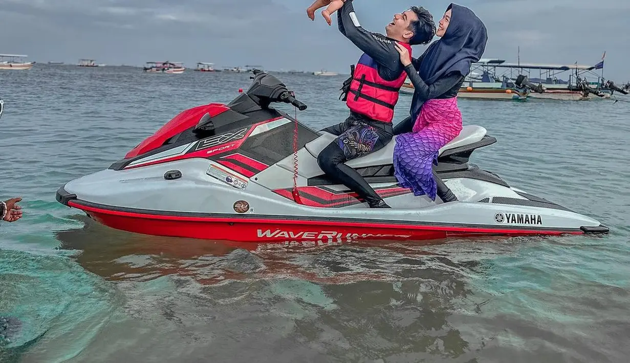 Meskipun masih bayi, tapi ternyata Ricis dan Ryan berani mengajak baby Moana bermain jetski. Melihat aksi Ricis dan Ryan main jetski pun menuai pro dan kontra. Banyak warganet yang menyayangkan aksi Ricis dan suaminya karena dianggap membahayakan sang anak yang masih bayi. (Liputan6.com/IG/@riaricis1795)