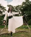 Beri dimensi ekstra pada maxi dress dengan memakai belt yang membuat ilusi tubuh lebih ramping (Foto: @mawar_eva)