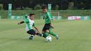 Duel dua pesepak bola cilik pada ajang MILO Football Championship 2018 di Lapangan Panahan GBK, Jakarta, (24/3/2018). Sekitar 128 Sekolah Dasar di Jakarta ikut ambil bagian pada ajang tersebut. (Bola.com/Nick Hanoatubun)