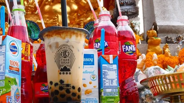 Unik, Di Kuil Ini Bubble Tea Jadi Persembahan Ketika Berdoa